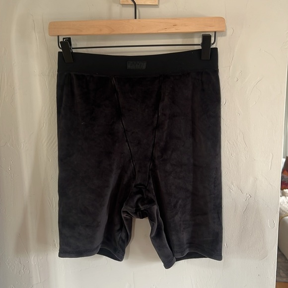 SKIMS Velour Black Onyx Brief Biker Shorts - Picture 1 of 6
